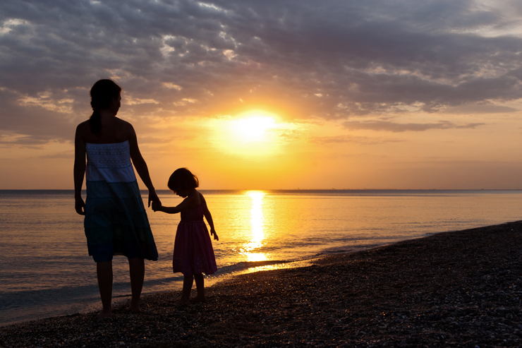 mother-and-daughter-sunset-beach-featured-w740x493